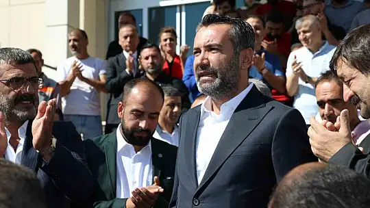 Elazığ Belediyesi çalışanlara yüzde 103 zam yaptı, Başkan Şerifoğulları, davul klarnet eşliğinde çiçeklerle karşılandı