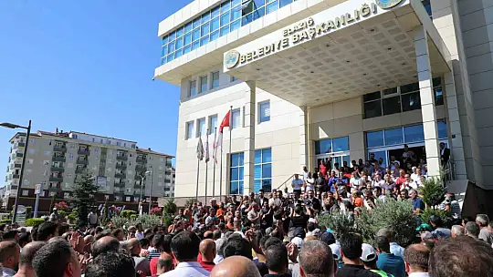 Elazığ Belediyesi çalışanlara yüzde 103 zam yaptı, Başkan Şerifoğulları, davul klarnet eşliğinde çiçeklerle karşılandı