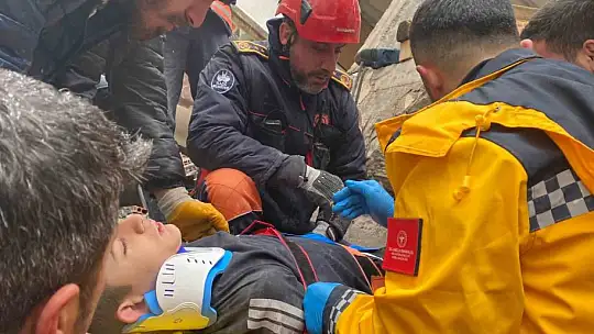 Elazığ Belediyesi itfaiye ekipleri, deprem bölgesinde