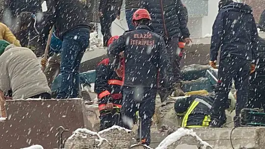 Elazığ Belediyesi itfaiye ekipleri, deprem bölgesinde