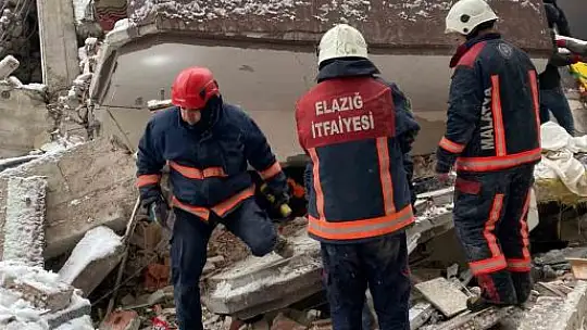 Elazığ Belediyesi itfaiye ekipleri, deprem bölgesinde