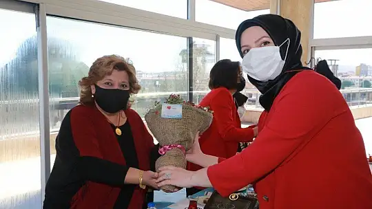 Elazığ belediyesi kadın meclisi, sağlık çalışanlarını ağırladı