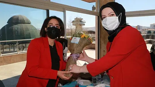 Elazığ belediyesi kadın meclisi, sağlık çalışanlarını ağırladı