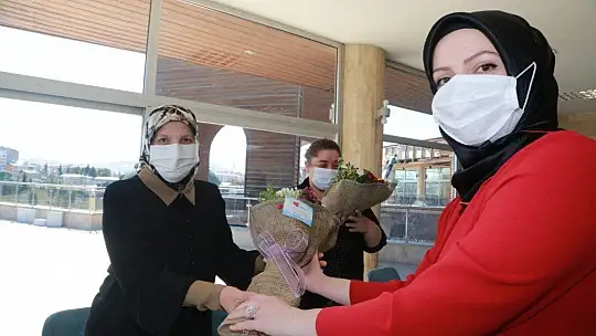 Elazığ belediyesi kadın meclisi, sağlık çalışanlarını ağırladı