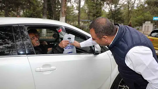 Elazığ Belediyesi, mezarlığa gelen vatandaşlara ikramda bulundu