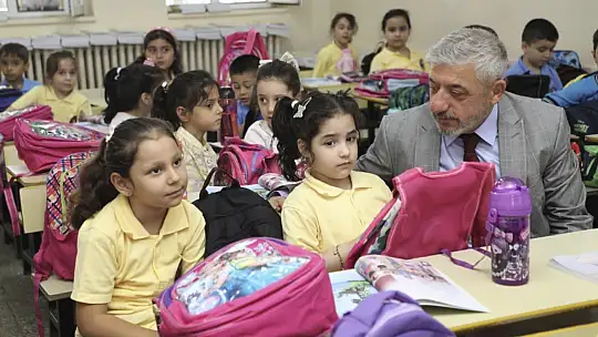 Elazığ Belediyesi'nden öğrencilere kırtasiye seti ve okul çantası desteği
