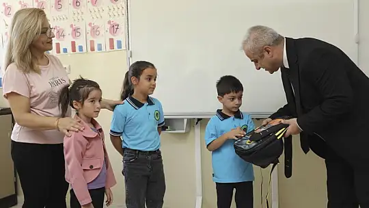 Elazığ Belediyesi'nden öğrencilere kırtasiye seti ve okul çantası desteği
