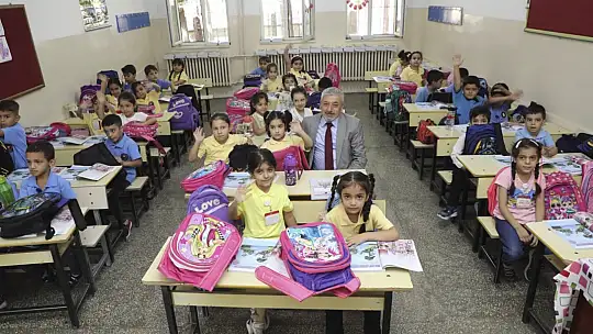 Elazığ Belediyesi'nden öğrencilere kırtasiye seti ve okul çantası desteği