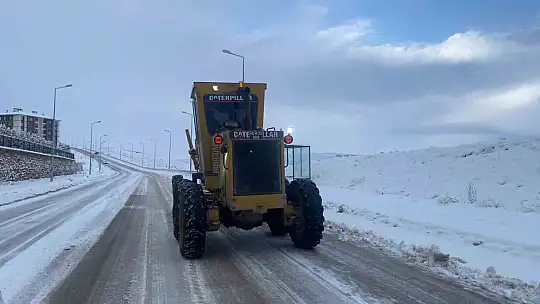Elazığ Belediyesi'nin karla mücadele çalışmaları sürüyor