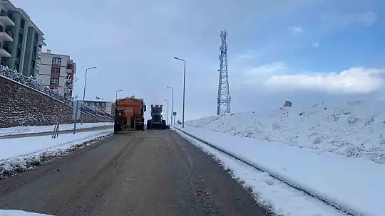 Elazığ Belediyesi'nin karla mücadele çalışmaları sürüyor