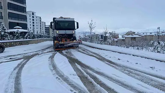 Elazığ Belediyesi'nin karla mücadele çalışmaları sürüyor