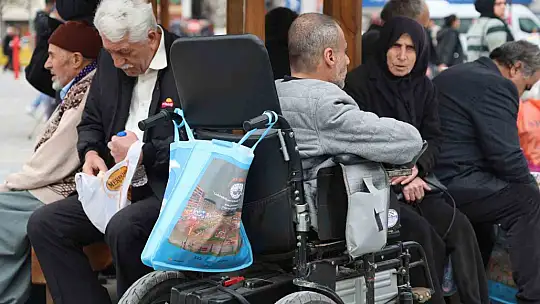 Elazığ Belediyesinden can dostlara 10 ton mama ve kuş yemi desteği