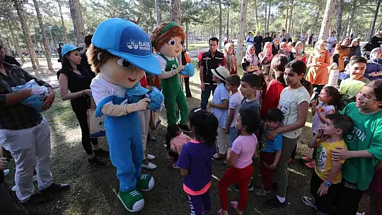 Elazığ çocuklar hem çevreyi temizledi hem eğlendi
