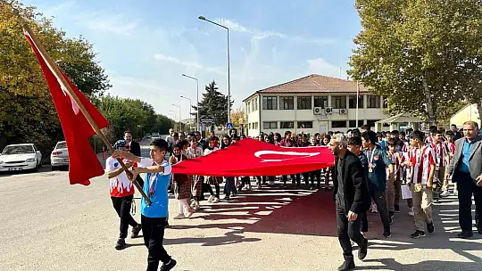 Elazığ'da '100. yılında Cumhuriyet' yarışmasında dereceye giren öğrencileri ödüllendirdi