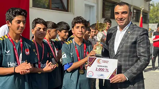 Elazığ'da '100. yılında Cumhuriyet' yarışmasında dereceye giren öğrencileri ödüllendirdi