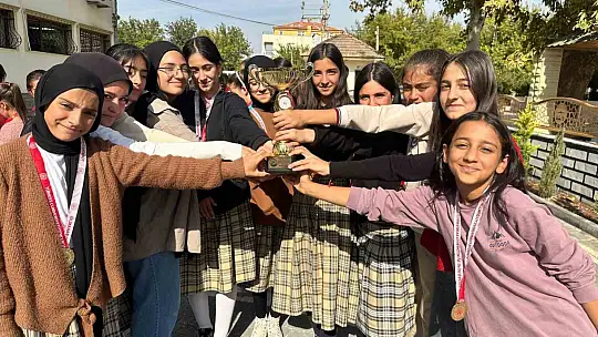 Elazığ'da '100. yılında Cumhuriyet' yarışmasında dereceye giren öğrencileri ödüllendirdi