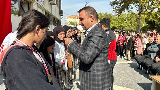 Elazığ'da '100. yılında Cumhuriyet' yarışmasında dereceye giren öğrencileri ödüllendirdi
