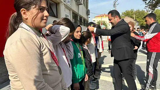 Elazığ'da '100. yılında Cumhuriyet' yarışmasında dereceye giren öğrencileri ödüllendirdi