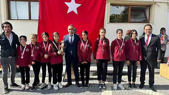 Elazığ'da '100. yılında Cumhuriyet' yarışmasında dereceye giren öğrencileri ödüllendirdi