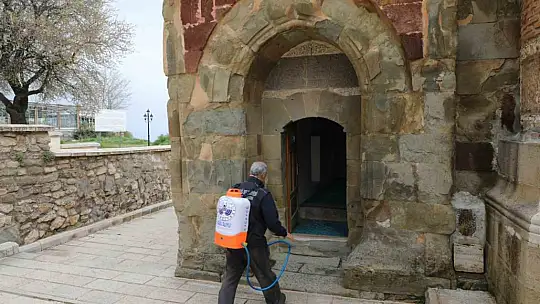 Elazığ'da camiler ve türbeler gül suyu ile yıkanıyor