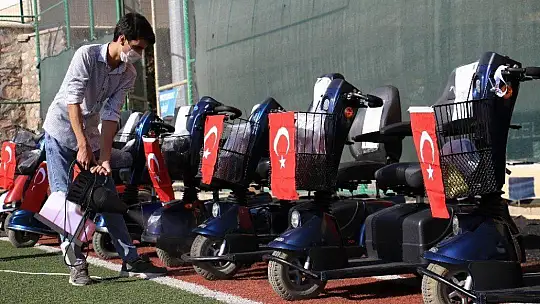 Elazığ'da 'Engelleri kaldırıyoruz' projesi ile 80 adet akülü araç verildi