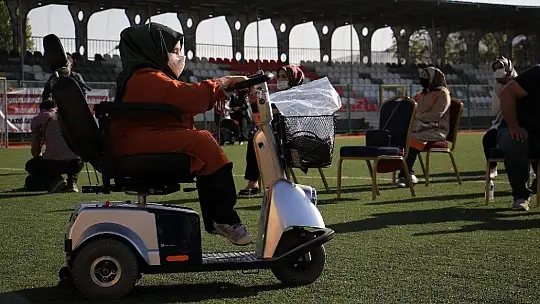 Elazığ'da 'Engelleri kaldırıyoruz' projesi ile 80 adet akülü araç verildi