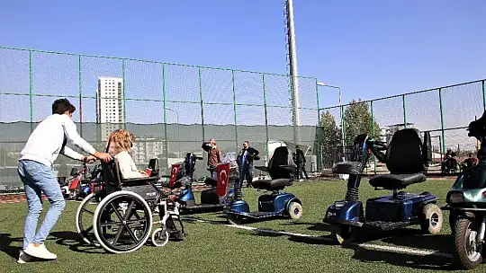 Elazığ'da 'Engelleri kaldırıyoruz' projesi ile 80 adet akülü araç verildi