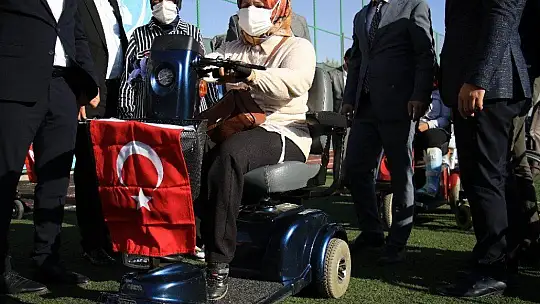 Elazığ'da 'Engelleri kaldırıyoruz' projesi ile 80 adet akülü araç verildi