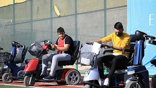 Elazığ'da 'Engelleri kaldırıyoruz' projesi ile 80 adet akülü araç verildi