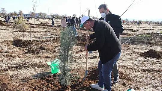 Elazığ'da 'Geleceğe Nefes Dünyaya Nefes' etkinliğinde 23 bin fidan toprakla buluştu