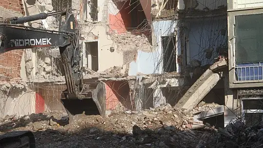 Elazığ'da 'korna' sesi ile 4 katlı bina yıkıldı