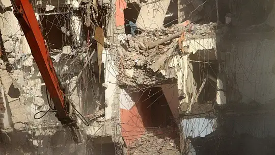 Elazığ'da 'korna' sesi ile 4 katlı bina yıkıldı