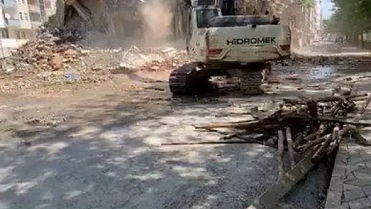 Elazığ'da 'korna' sesi ile 4 katlı bina yıkıldı