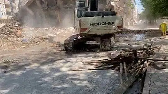 Elazığ'da 'korna' sesi ile 4 katlı bina yıkıldı