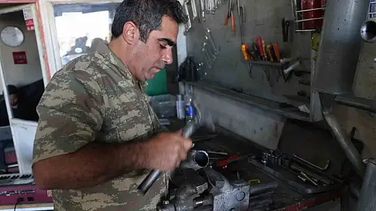 Elazığ'da 'Sanayinin Fazıl Say'ı': Oto tamir ustası nota bilgisi olmadan müzik yapıyor