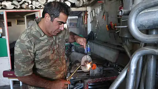 Elazığ'da 'Sanayinin Fazıl Say'ı': Oto tamir ustası nota bilgisi olmadan müzik yapıyor