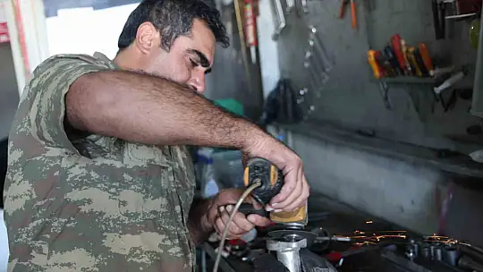 Elazığ'da 'Sanayinin Fazıl Say'ı': Oto tamir ustası nota bilgisi olmadan müzik yapıyor