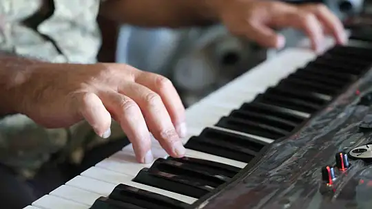 Elazığ'da 'Sanayinin Fazıl Say'ı': Oto tamir ustası nota bilgisi olmadan müzik yapıyor