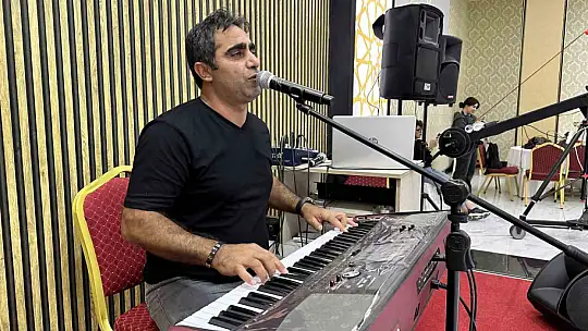 Elazığ'da 'Sanayinin Fazıl Say'ı': Oto tamir ustası nota bilgisi olmadan müzik yapıyor