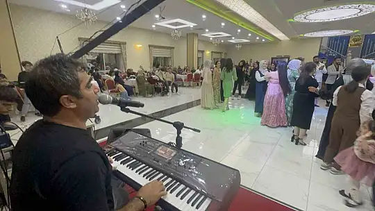 Elazığ'da 'Sanayinin Fazıl Say'ı': Oto tamir ustası nota bilgisi olmadan müzik yapıyor