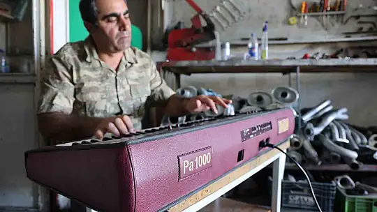 Elazığ'da 'Sanayinin Fazıl Say'ı': Oto tamir ustası nota bilgisi olmadan müzik yapıyor