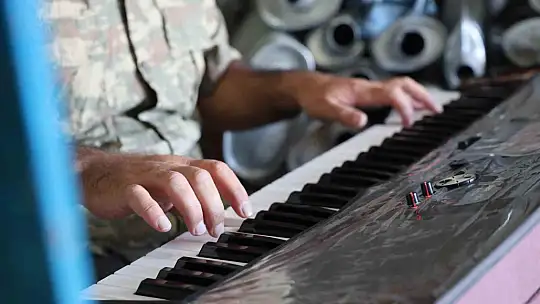 Elazığ'da 'Sanayinin Fazıl Say'ı': Oto tamir ustası nota bilgisi olmadan müzik yapıyor