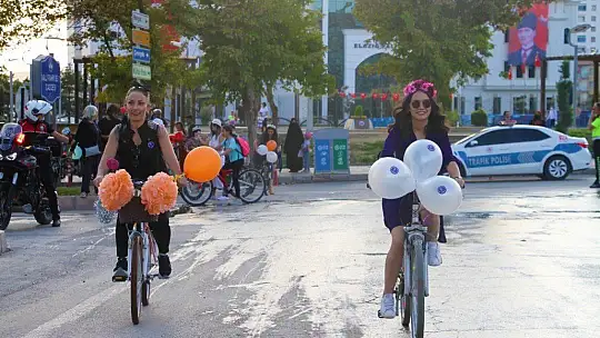 Elazığ'da 'Süslü Kadınlar' Otomobilsiz Kentler Günü için pedal çevirdi