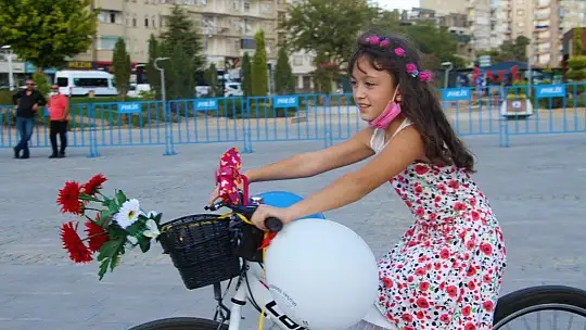 Elazığ'da 'Süslü Kadınlar' Otomobilsiz Kentler Günü için pedal çevirdi