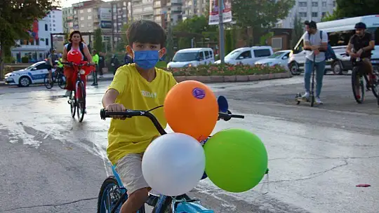 Elazığ'da 'Süslü Kadınlar' Otomobilsiz Kentler Günü için pedal çevirdi