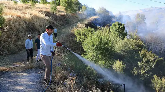 Elazığ'da 1 saatte 3. yangın: Söndürme çalışmalarına TOMA'lar da destek verdi