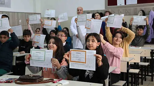 Elazığ'da 133 bin öğrenci karne heyecanı yaşadı