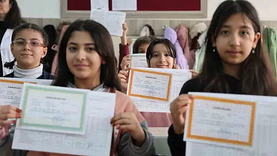Elazığ'da 133 bin öğrenci karne heyecanı yaşadı
