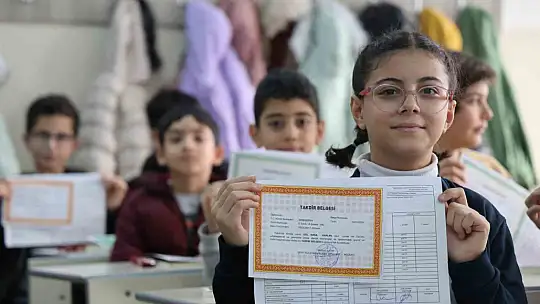 Elazığ'da 133 bin öğrenci karne heyecanı yaşadı