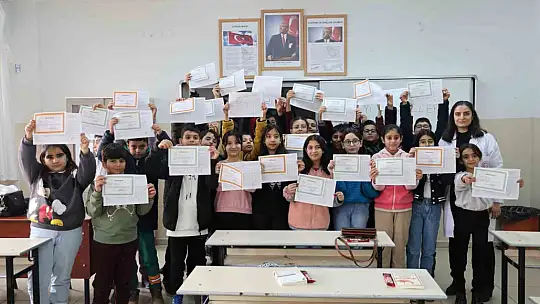 Elazığ'da 133 bin öğrenci karne heyecanı yaşadı